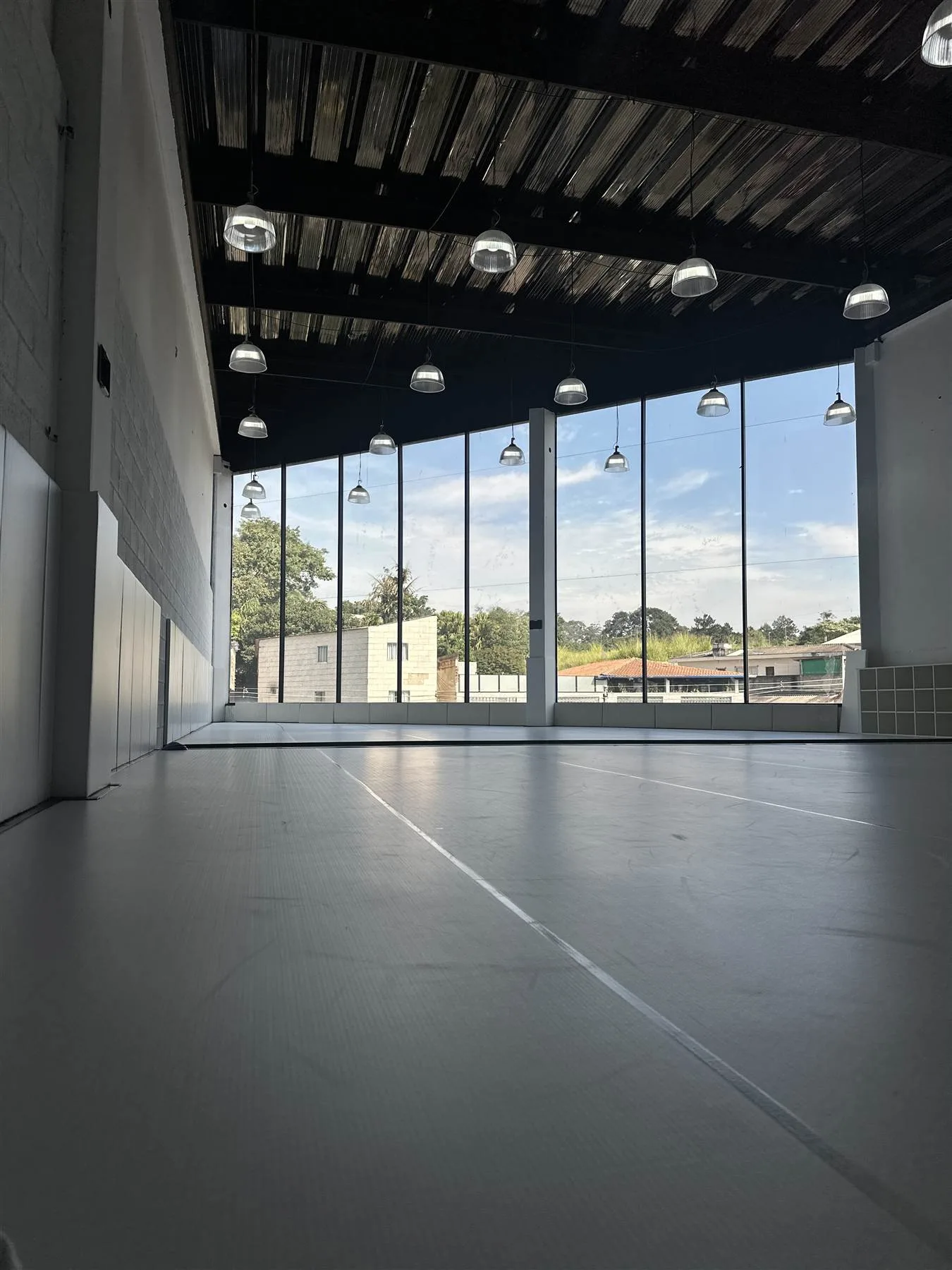 Tatame com céu e janelas da Solo Jiu Jitsu